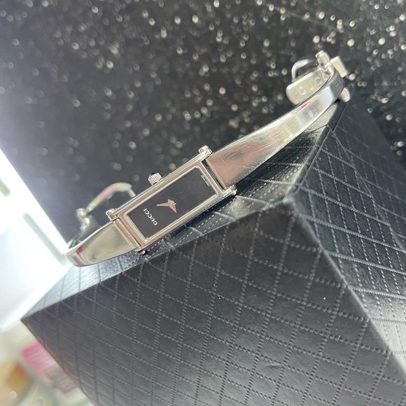 SOLD🔵🔵🔵Gucci 1500L Vintage Swiss Watch - Picture 2 of 6